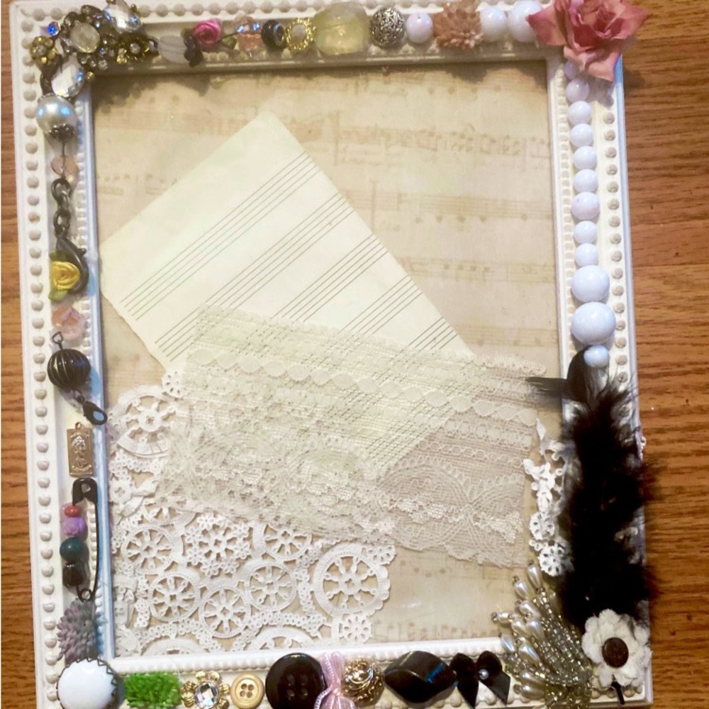 A beautiful photo frame made to look vintage 8’10 or u can put more than 1 pic